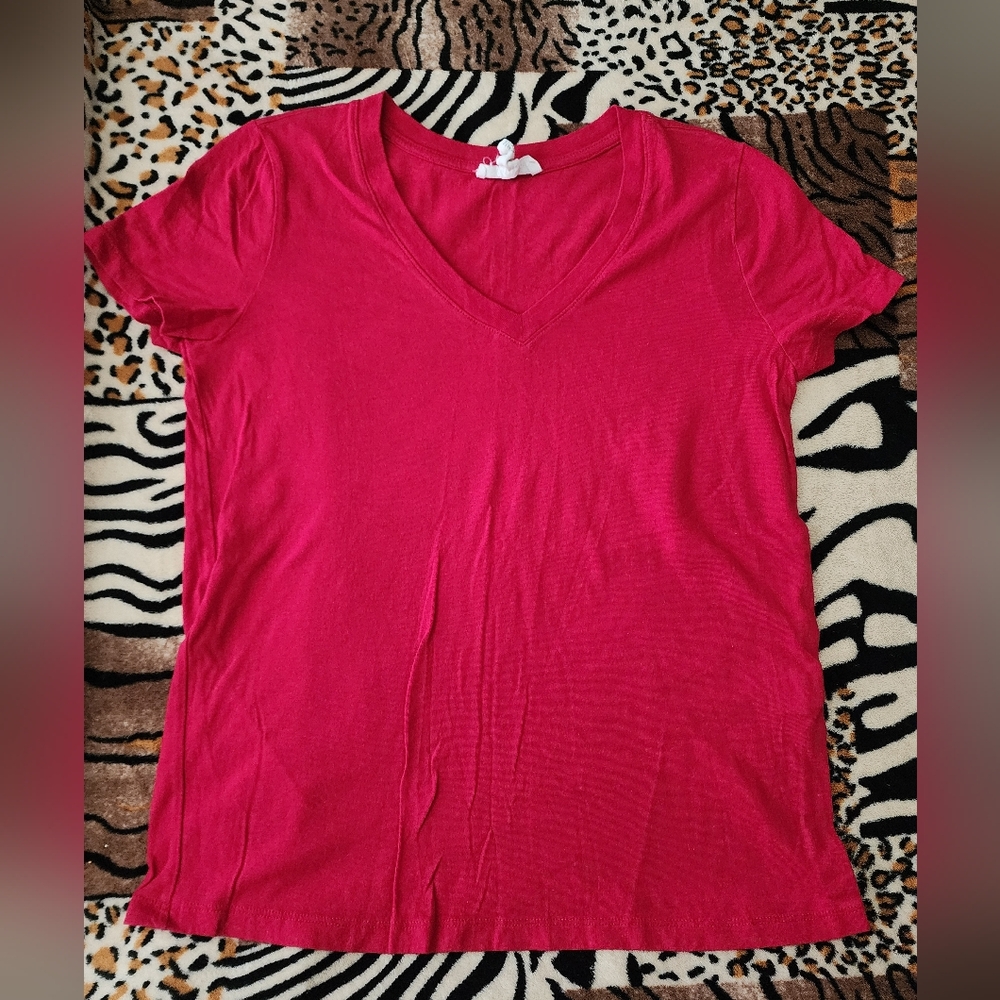 🎀Forever 21 Bright Red V-Neck Tee Size Medium🎀